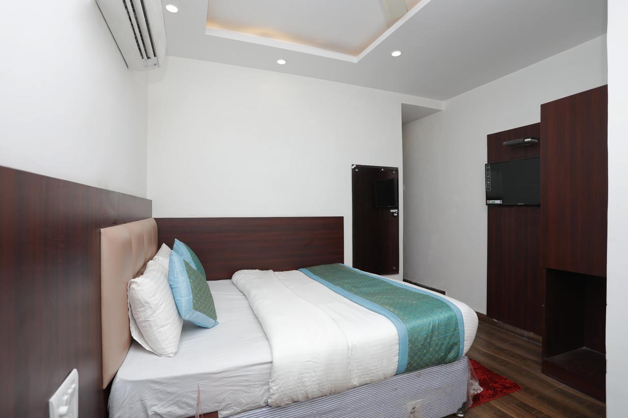 Hotel Corner Point New Delhi Exteriör bild